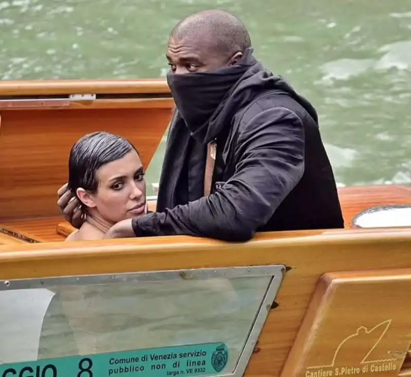 kanye west e bianca censori a venezia 7