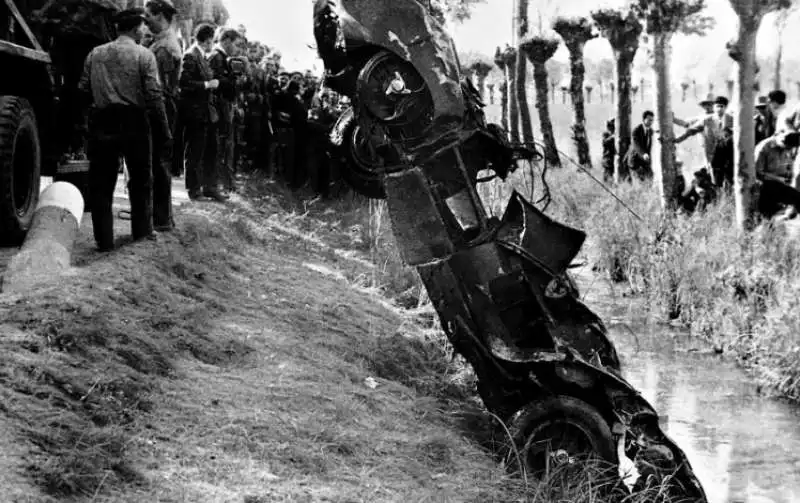 LA FERRARI FUORI STRADA ALLA MILLE MIGLIA DEL 1957 