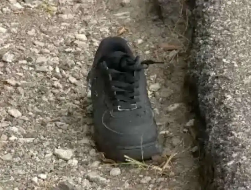 la scarpa del 13enne chris abom sull'asfalto dopo l incidente