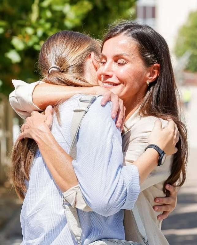 leonor di spagna entra in accademia abbraccio con la madre letizia