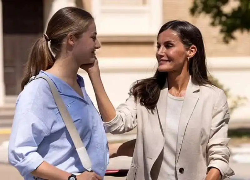 leonor di spagna entra in accademia   il saluto con la madre letizia