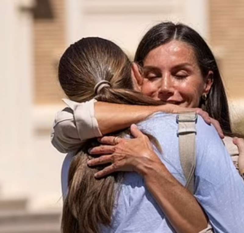 leonor di spagna entra in accademia l abbraccio con la madre letizia