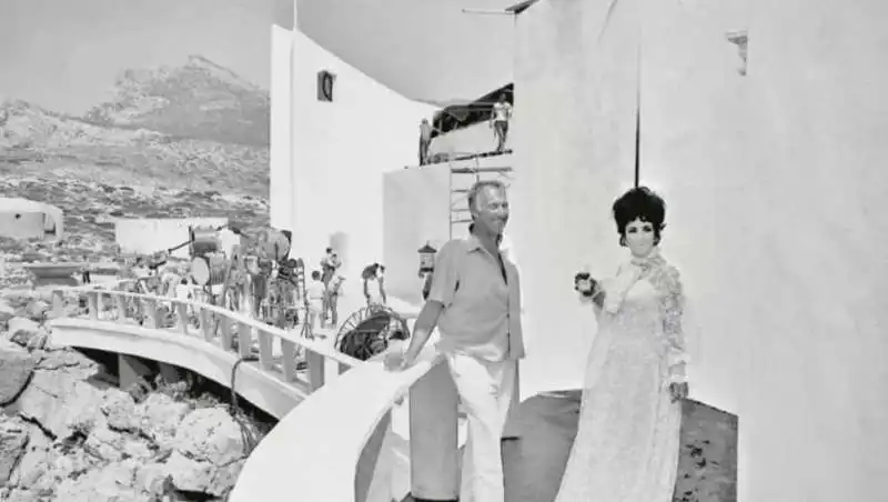 liz taylor e il regista Joseph Losey sul set de la Scogliera dei desideri a Porto Conte