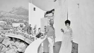 liz taylor e il regista Joseph Losey sul set de la Scogliera dei desideri a Porto Conte