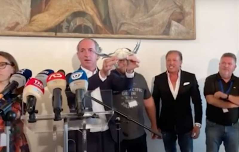 luca zaia mostra un granchio blu 4