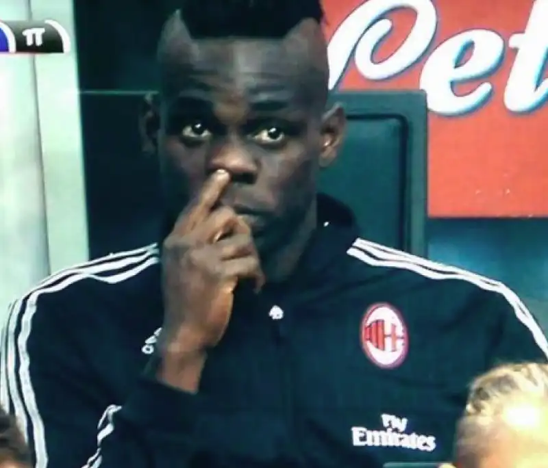 mario balotelli si scaccola