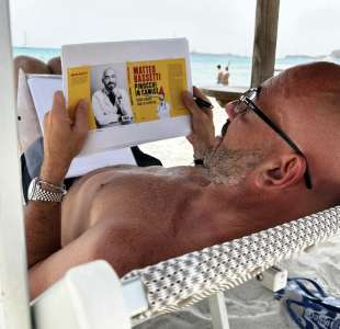 matteo bassetti legge il suo libro in spiaggia