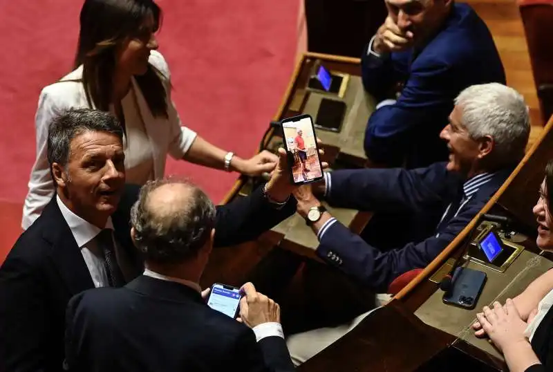 MATTEO RENZI MOSTRA LA FOTO DI PIERFERDINANDO CASINI  IN PANTALONCINI AL SENATO 