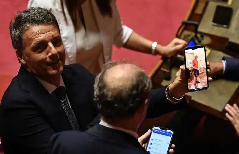 MATTEO RENZI MOSTRA LA FOTO DI PIERFERDINANDO CASINI  IN PANTALONCINI AL SENATO  