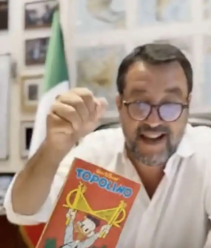 MATTEO SALVINI CON IL NUMERO DI TOPOLINO DEL 1982