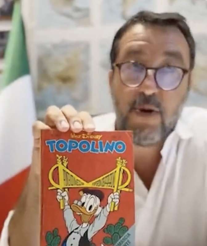 MATTEO SALVINI CON IL NUMERO DI TOPOLINO DEL 1982