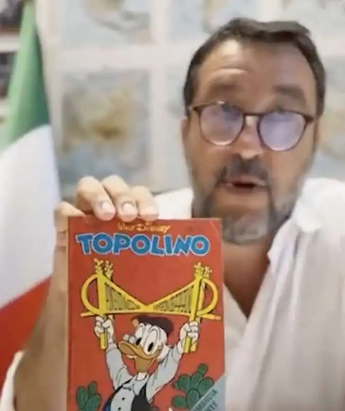 MATTEO SALVINI CON IL NUMERO DI TOPOLINO DEL 1982