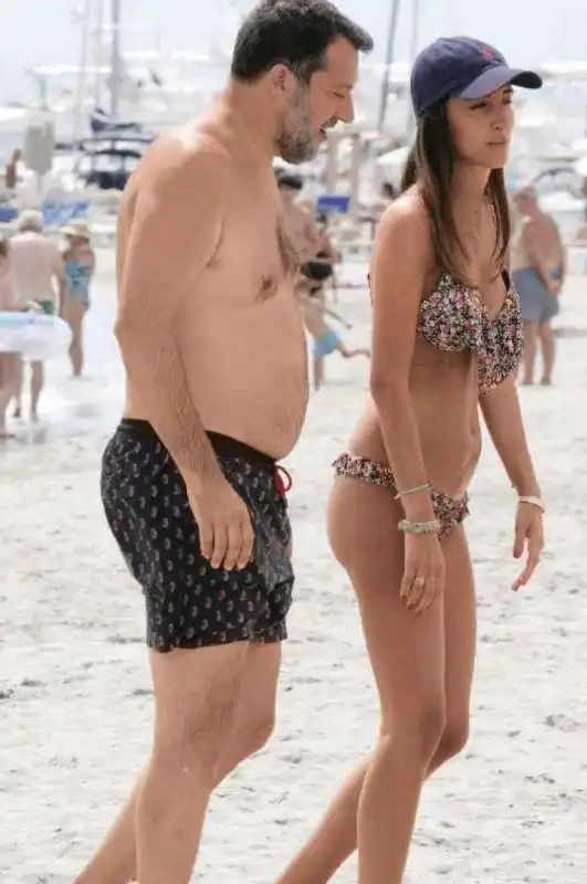 matteo salvini con un amica al mare   foto di gente