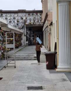 migranti al cimitero di ventimiglia