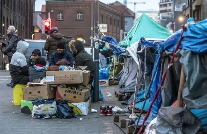 migranti davanti al centro d accoglienza petit chateau di bruxelles 3