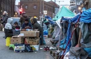 migranti davanti al centro d accoglienza petit chateau di bruxelles 3