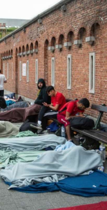 migranti davanti al centro d accoglienza petit chateau di bruxelles 4