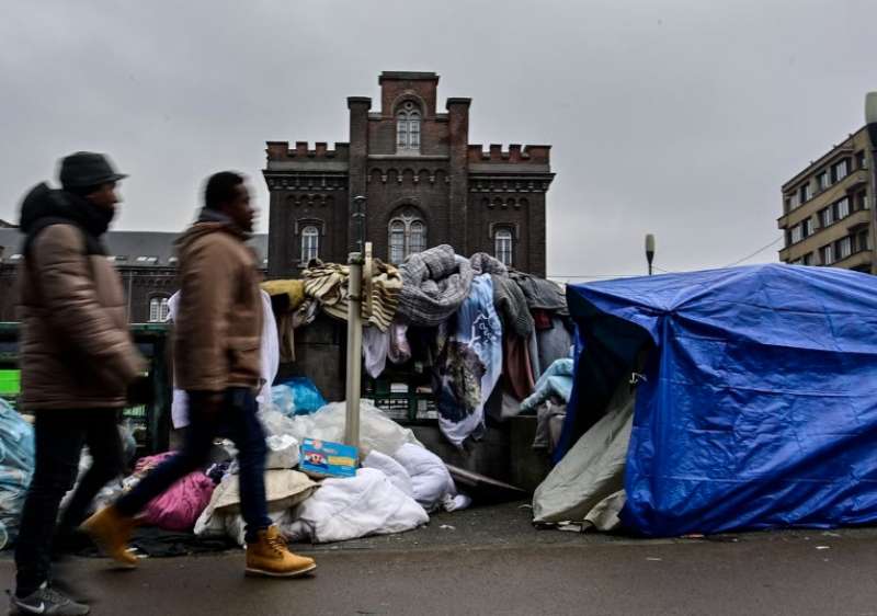 migranti davanti al centro d accoglienza petit chateau di bruxelles 5