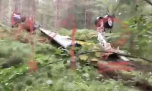 militari russi rimuovono i resti dell aereo di prigozhin 4