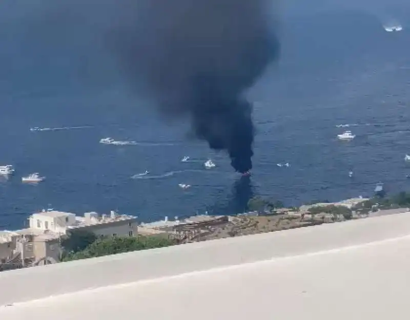 motoscafo prende fuoco a capri   10