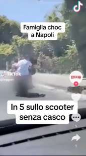 napoli in cinque sullo scooter senza casco 5