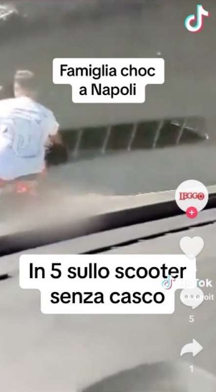 napoli in cinque sullo scooter senza casco 6