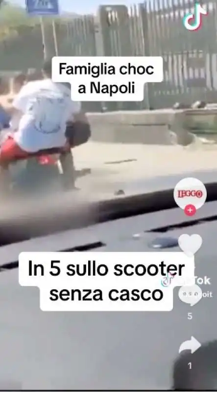 napoli   in cinque sullo scooter senza casco 7