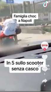 napoli in cinque sullo scooter senza casco 7