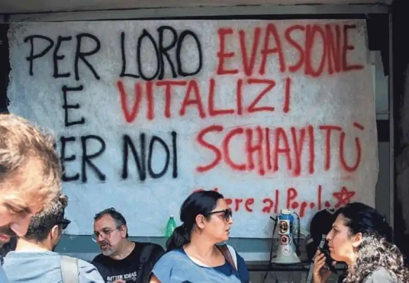 NAPOLI - PROTESTE CONTRO IL TAGLIO AL REDDITO DI CITTADINANZA  