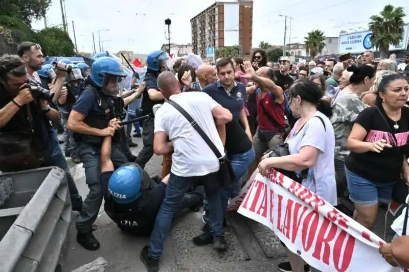 NAPOLI RIVOLTA REDDITO