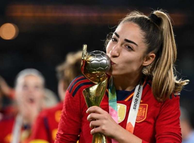 Olga Carmona con la coppa del mondo femminile di calcio