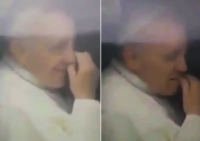 papa francesco si scaccola