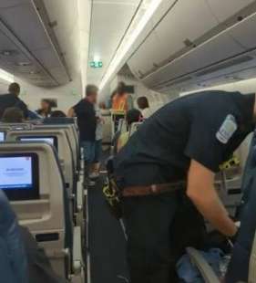 passeggeri di volo milano atlanta feriti a causa della turbolenza