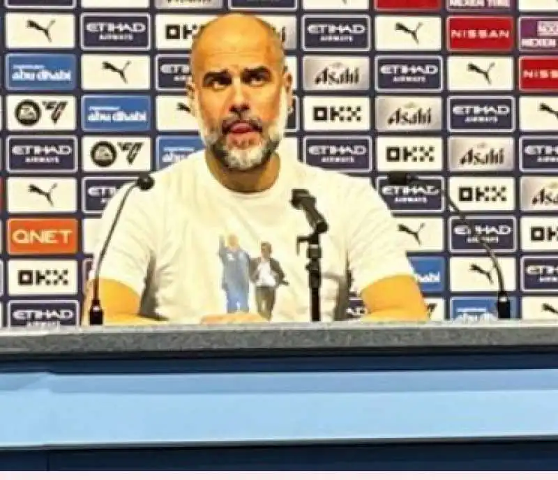 pep guardiola con la maglietta dedicata a carlo mazzone 