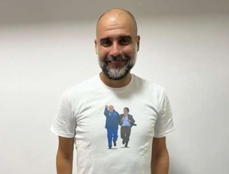 PEP GUARDIOLA CON LA MAGLIETTA IN ONORE DI CARLO MAZZONE