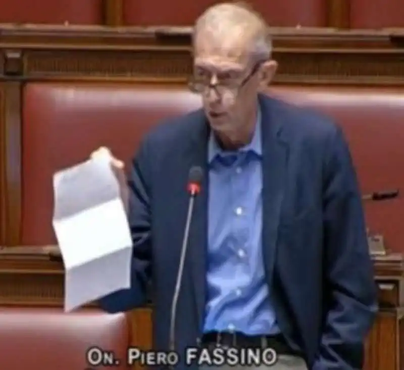 piero fassino alla camera sventola il cedolino del suo stipendio da deputato 