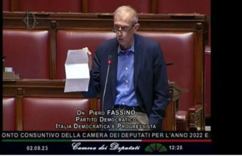 piero fassino alla camera sventola il cedolino del suo stipendio da deputato

