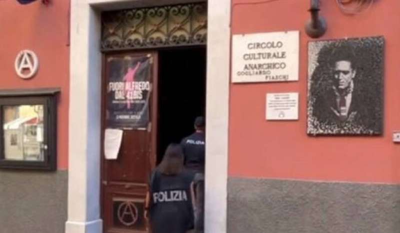 POLIZIA AL CIRCOLO ANARCHICO GOGLIARDO FISCHI DI CARRARA