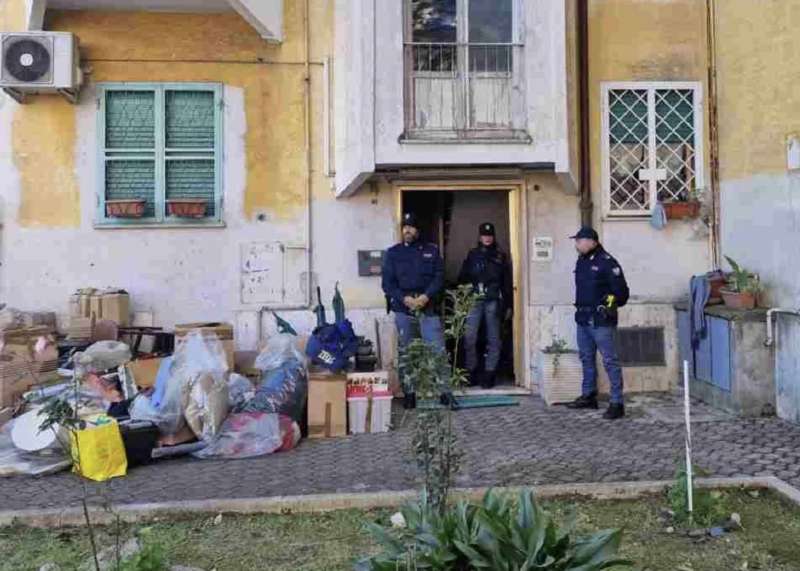 POLIZIA CASA OCCUPATA