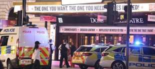 polizia fuori dal dominion theatre di londra