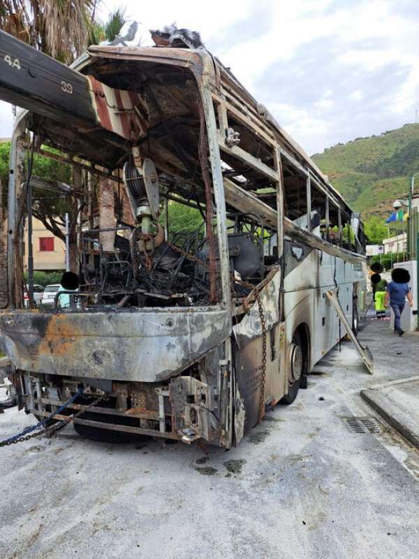 POZZUOLI - UOMO LANCIA BUS CONTRO IL COMUNE E GLI DA FUOCO