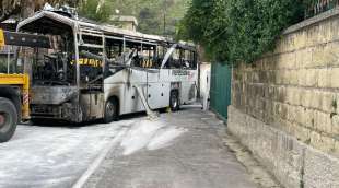 POZZUOLI - UOMO LANCIA BUS CONTRO IL COMUNE E GLI DA FUOCO