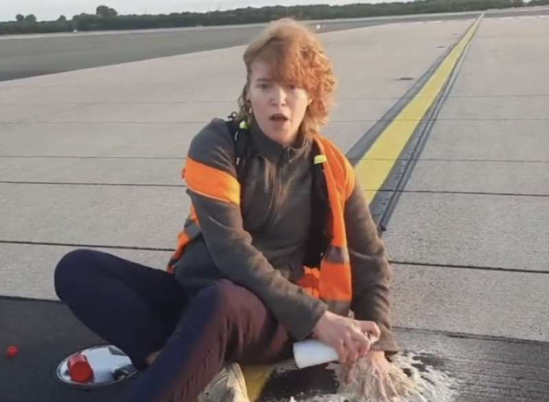 protesta degli attivisti di ultima generazione all aeroporto di amburgo 1