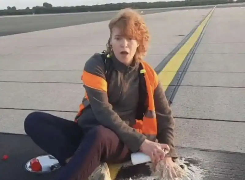 protesta degli attivisti di ultima generazione all aeroporto di amburgo 1