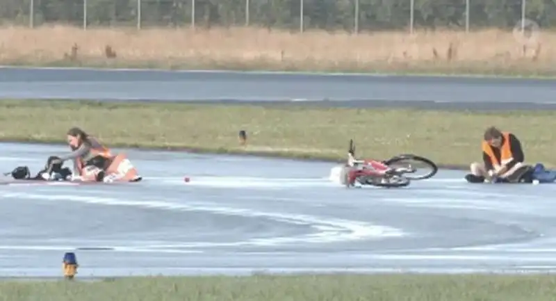 protesta degli attivisti di ultima generazione all aeroporto di amburgo