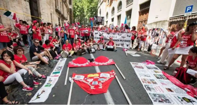 protesta dei dipendenti di la perla 1