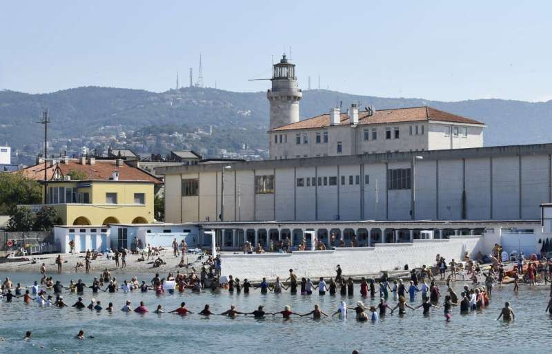 proteste pro burkini al lido pedocin di trieste 4