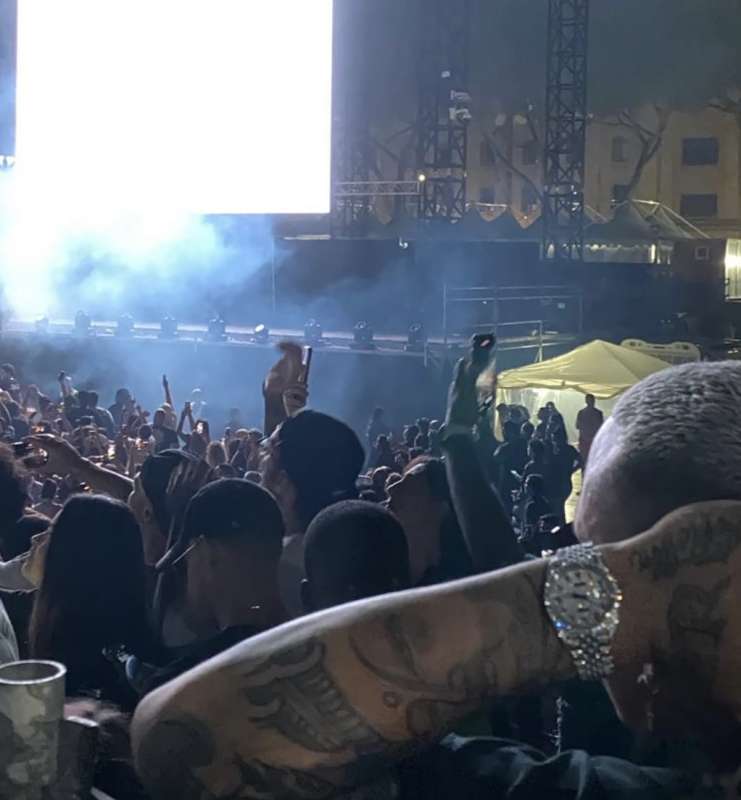 radja nainggolan con l orologio tamarro al concerto di travis scott con