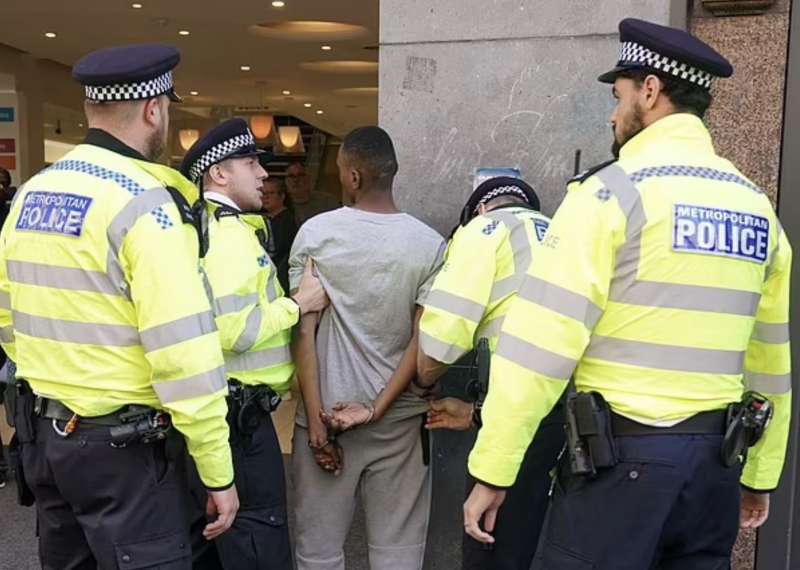 RAGAZZINI INGLESI PROVANO A RUBARE A OXFORD STREET