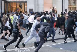 RAGAZZINI INGLESI PROVANO A RUBARE A OXFORD STREET